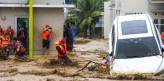 More than 400 killed in Indonesia flooding, officials say