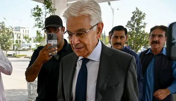 पाकिस्तान के रक्षा मंत्री ने अमेरिका के बारे में कहा, ‘टॉयलेट पेपर की तरह हमें छोड़ गए ‘